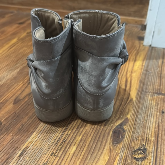 Girls taupe boots size 4 moderately worn (see pics) - Rachael Shoes brand - Picture 4 of 4